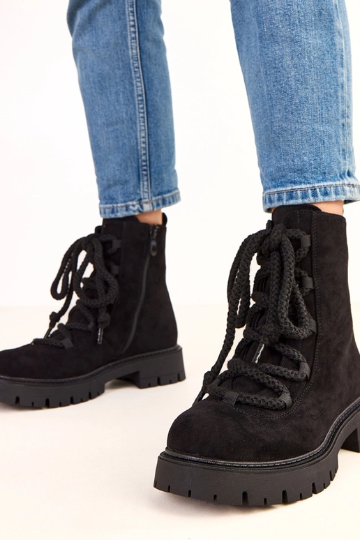 Schwarze Stiefeletten mit dekorativem... Schwarze Stiefeletten mit dekorativem...