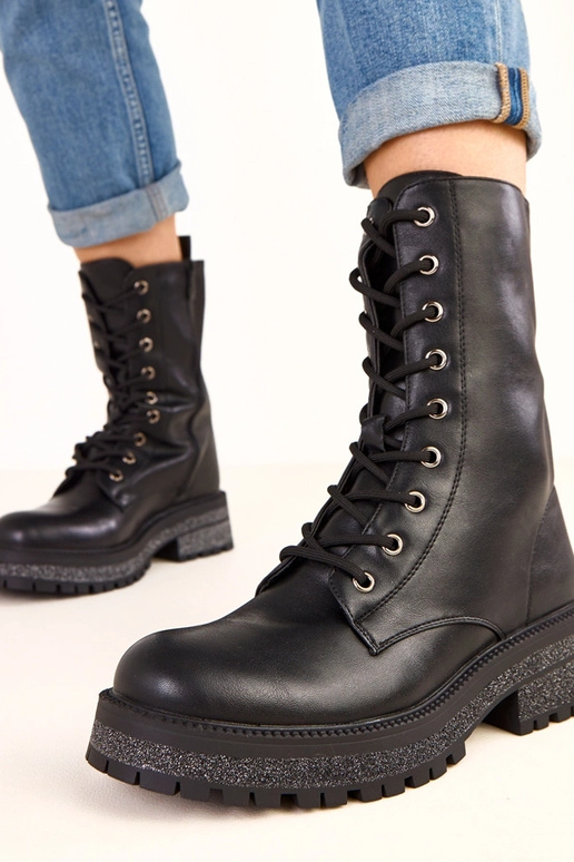 Schwarze Stiefeletten mit... Schwarze Stiefeletten mit...