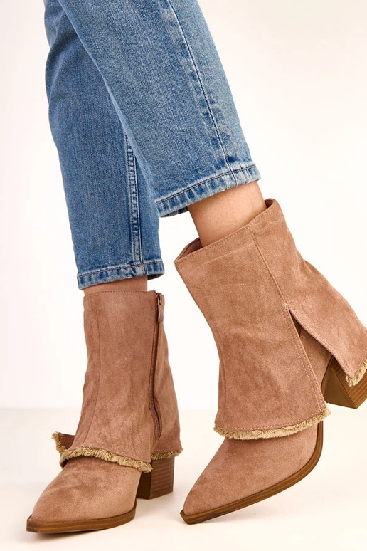 Beige Stiefeletten mit Absatz und... Beige Stiefeletten mit Absatz und...