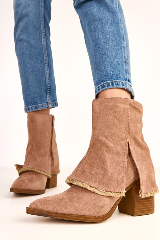 Beige Stiefeletten mit Absatz und... Beige Stiefeletten mit Absatz und...