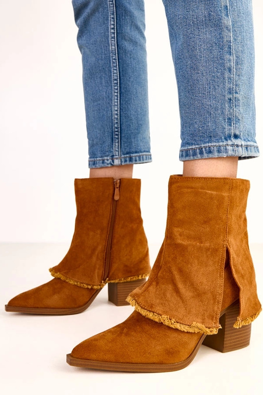 Braune Stiefeletten mit Absatz und... Braune Stiefeletten mit Absatz und...