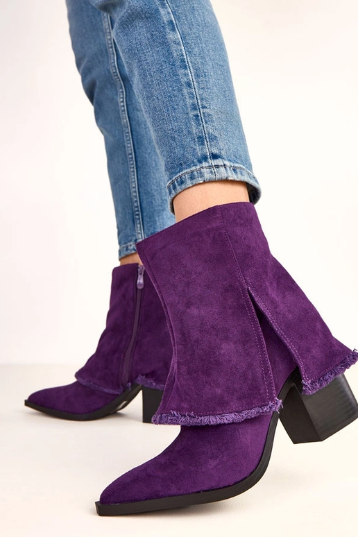 Violette Stiefeletten mit Absatz und... Violette Stiefeletten mit Absatz und...