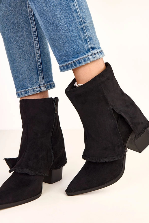 Schwarze Stiefeletten mit Absatz und... Schwarze Stiefeletten mit Absatz und...