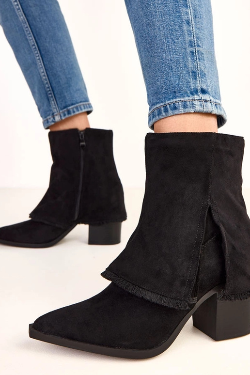 Schwarze Stiefeletten mit Absatz und... Schwarze Stiefeletten mit Absatz und...