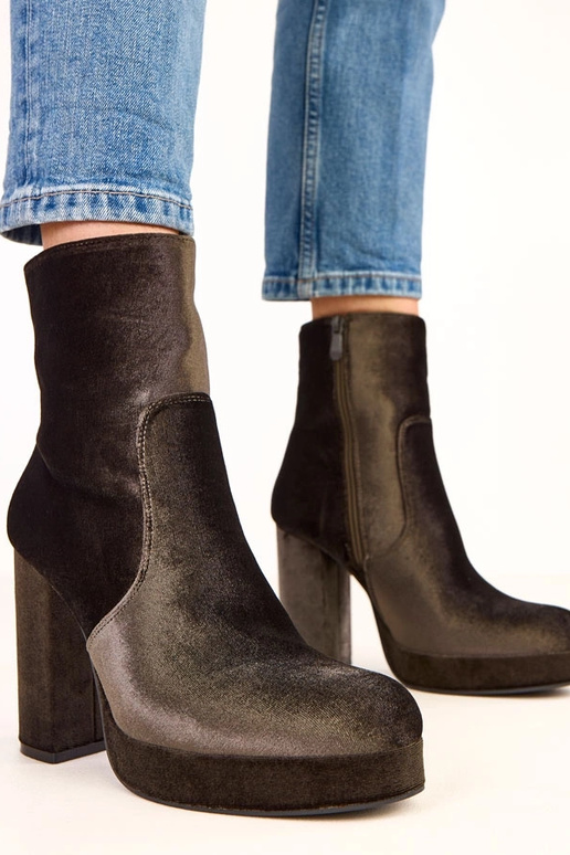 Grüne glänzende Stiefeletten mit... Grüne glänzende Stiefeletten mit...