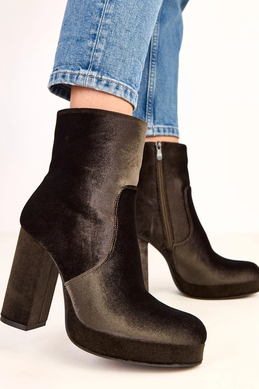 Grüne glänzende Stiefeletten mit... Grüne glänzende Stiefeletten mit...