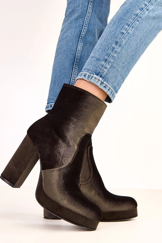 Grüne glänzende Stiefeletten mit... Grüne glänzende Stiefeletten mit...