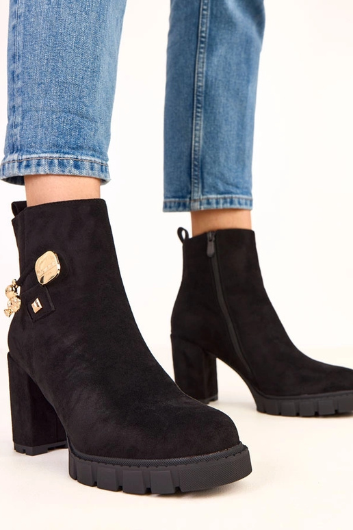 Schwarze Stiefeletten mit... Schwarze Stiefeletten mit...