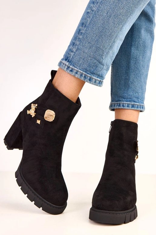 Schwarze Stiefeletten mit... Schwarze Stiefeletten mit...