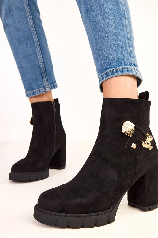 Schwarze Stiefeletten mit... Schwarze Stiefeletten mit...