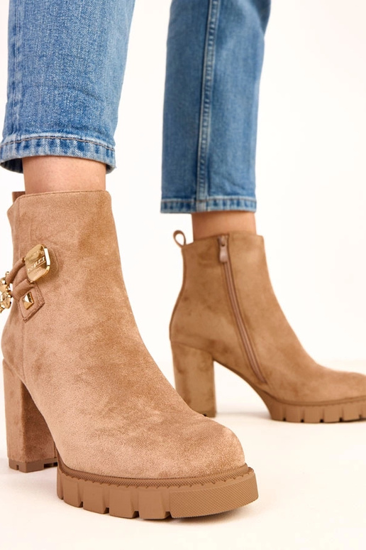 Braune Stiefeletten mit goldfarbener... Braune Stiefeletten mit goldfarbener...