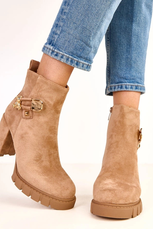 Braune Stiefeletten mit goldfarbener... Braune Stiefeletten mit goldfarbener...