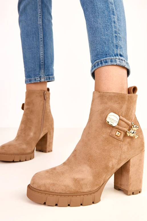 Braune Stiefeletten mit goldfarbener... Braune Stiefeletten mit goldfarbener...