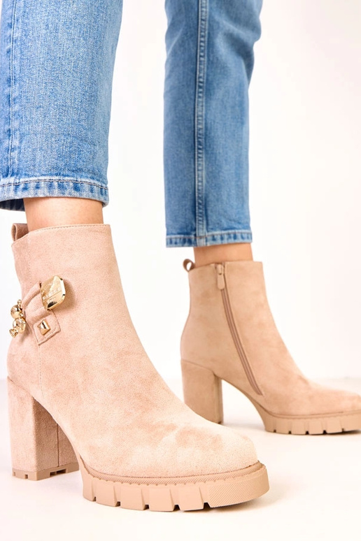 Beige Stiefeletten mit goldfarbener... Beige Stiefeletten mit goldfarbener...