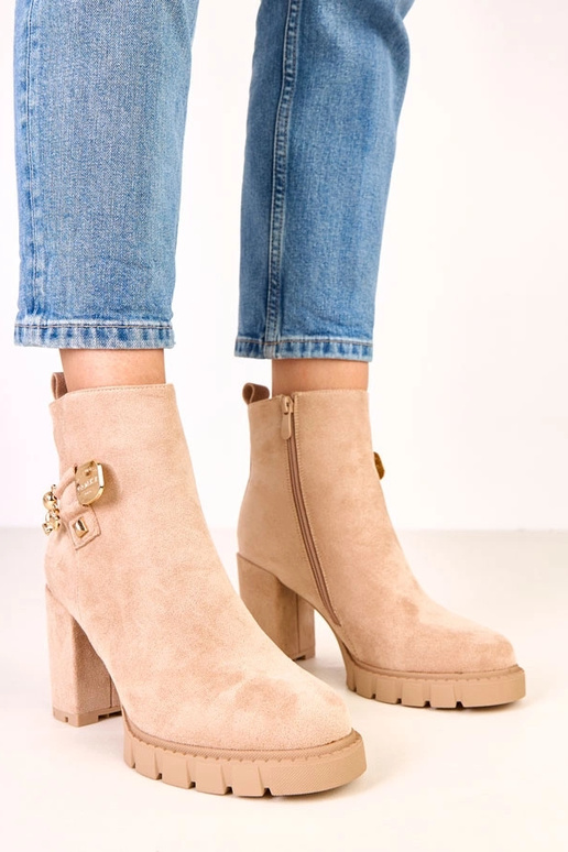 Beige Stiefeletten mit goldfarbener... Beige Stiefeletten mit goldfarbener...