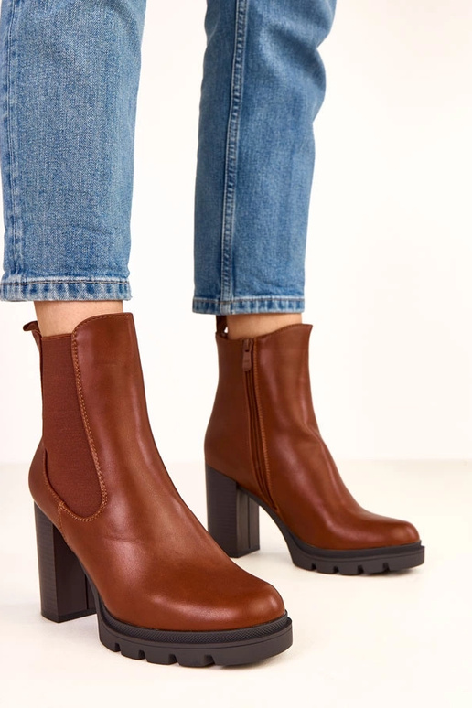 Braune Stiefeletten mit elastischem... Braune Stiefeletten mit elastischem...