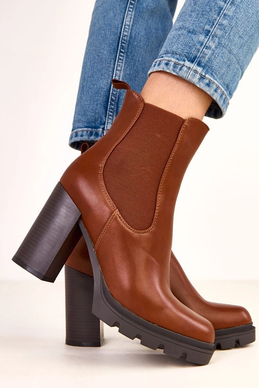 Braune Stiefeletten mit elastischem... Braune Stiefeletten mit elastischem...