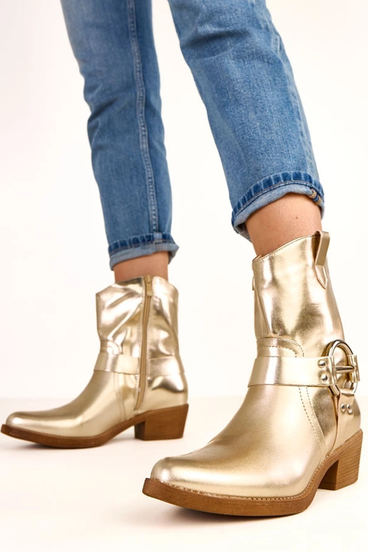 Goldene Cowboystiefel mit Absatz und... Goldene Cowboystiefel mit Absatz und...