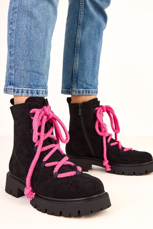 Schwarze Stiefeletten mit dekorativem... Schwarze Stiefeletten mit dekorativem...