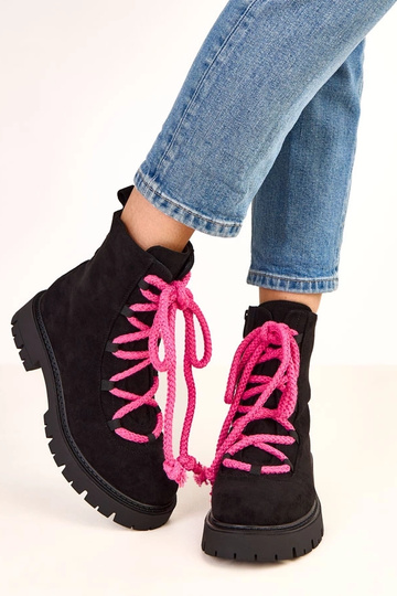 Schwarze Stiefeletten mit dekorativem rosa Schnürsenkel Gabria 2