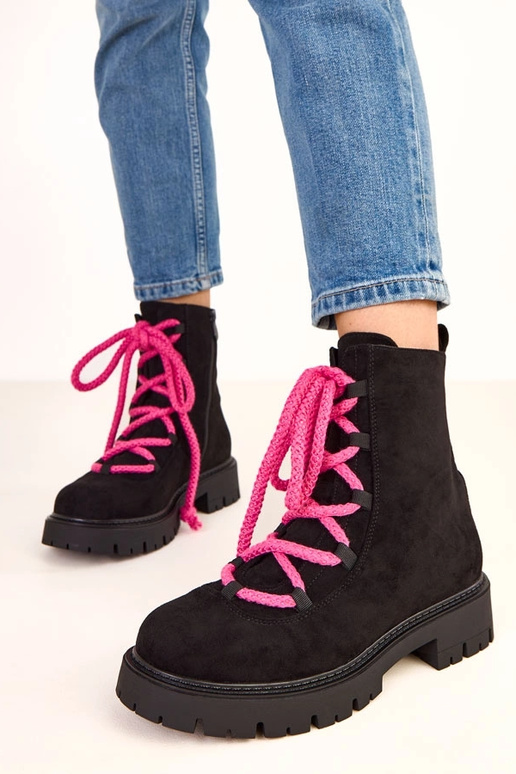 Schwarze Stiefeletten mit dekorativem... Schwarze Stiefeletten mit dekorativem...