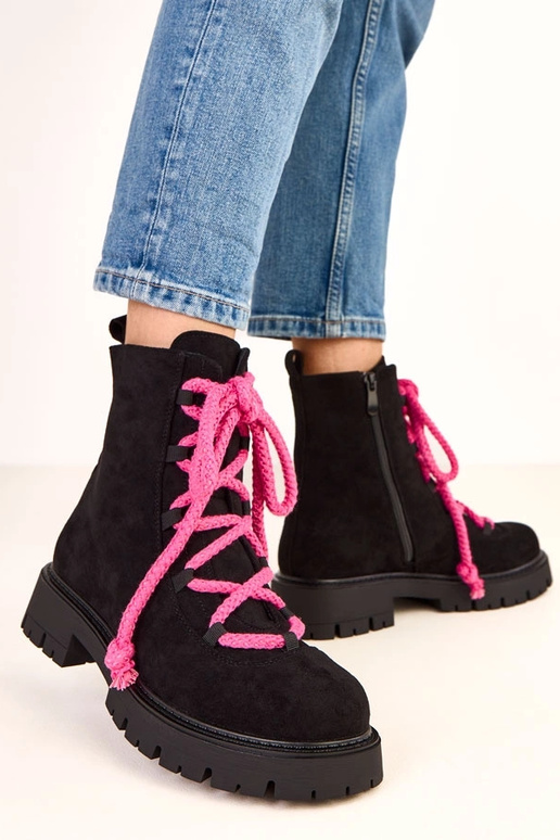 Schwarze Stiefeletten mit dekorativem... Schwarze Stiefeletten mit dekorativem...