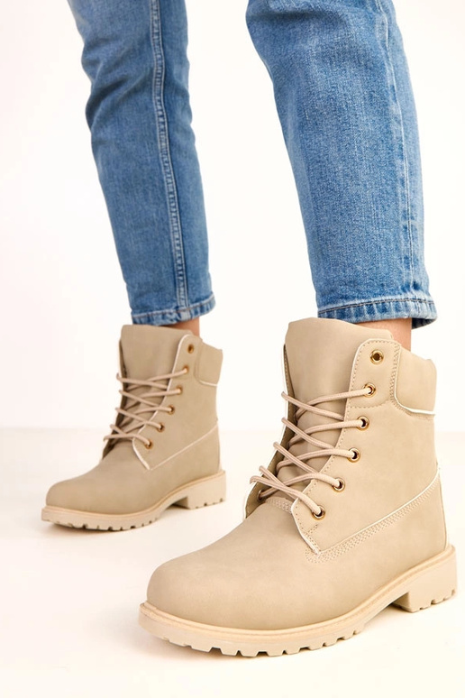 Sandfarbene Arbeitsschuhe mit matter... Sandfarbene Arbeitsschuhe mit matter...