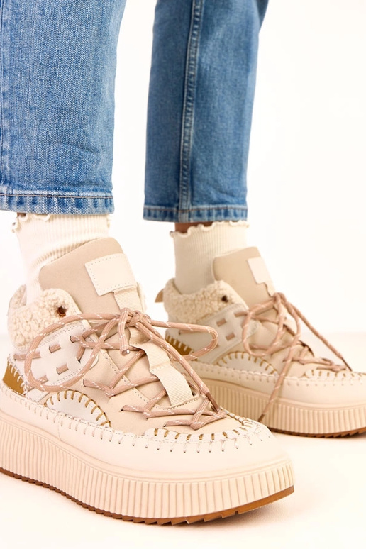 Sandfarbene Schneestiefel mit... Sandfarbene Schneestiefel mit...