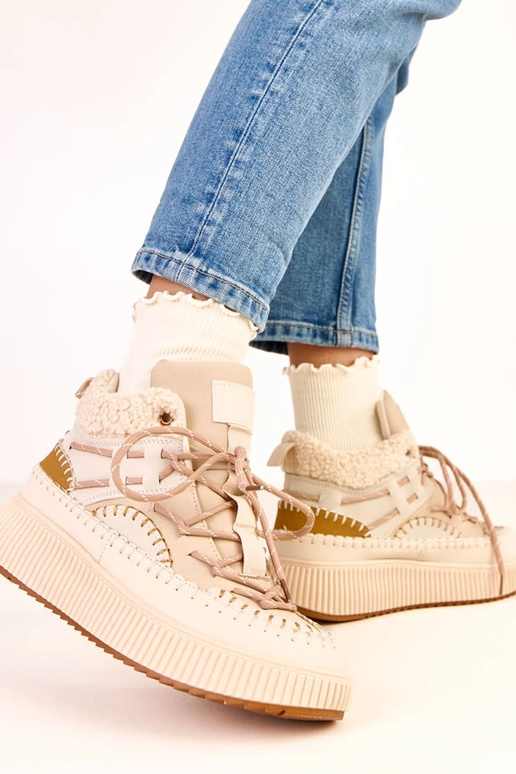 Sandfarbene Schneestiefel mit... Sandfarbene Schneestiefel mit...