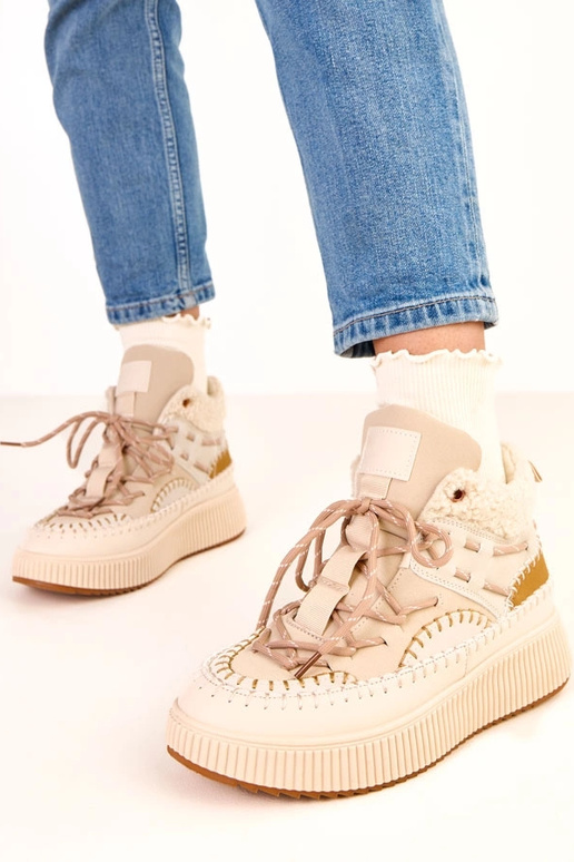 Sandfarbene Schneestiefel mit... Sandfarbene Schneestiefel mit...