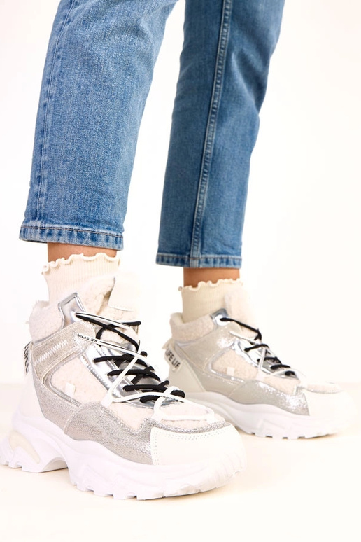 Weiße Sportschuhe mit Schnürsenkeln... Weiße Sportschuhe mit Schnürsenkeln...