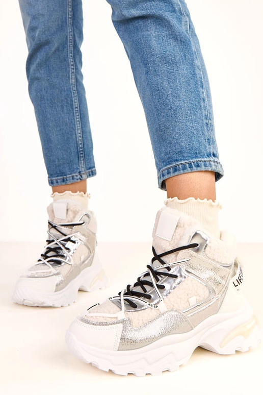 Weiße Sportschuhe mit Schnürsenkeln... Weiße Sportschuhe mit Schnürsenkeln...