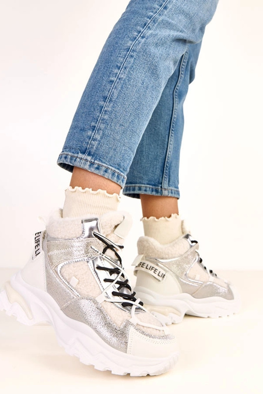 Weiße Sportschuhe mit Schnürsenkeln... Weiße Sportschuhe mit Schnürsenkeln...