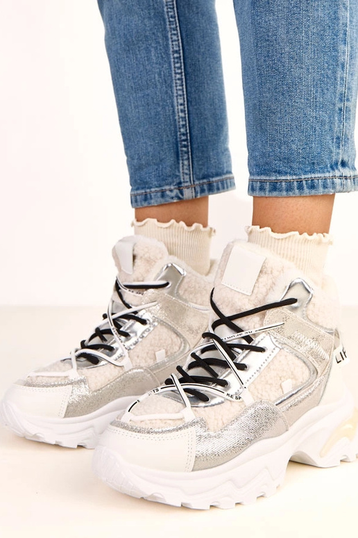 Weiße Sportschuhe mit Schnürsenkeln... Weiße Sportschuhe mit Schnürsenkeln...