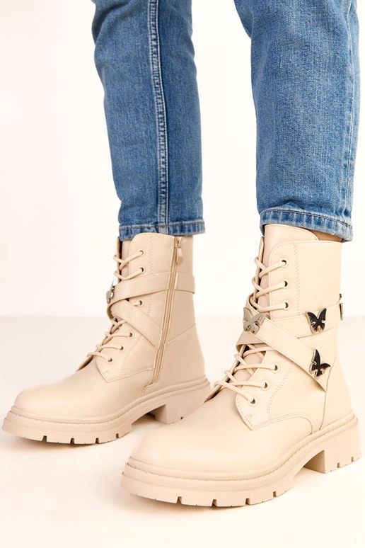 Sandfarbene Stiefeletten, verziert... Sandfarbene Stiefeletten, verziert...