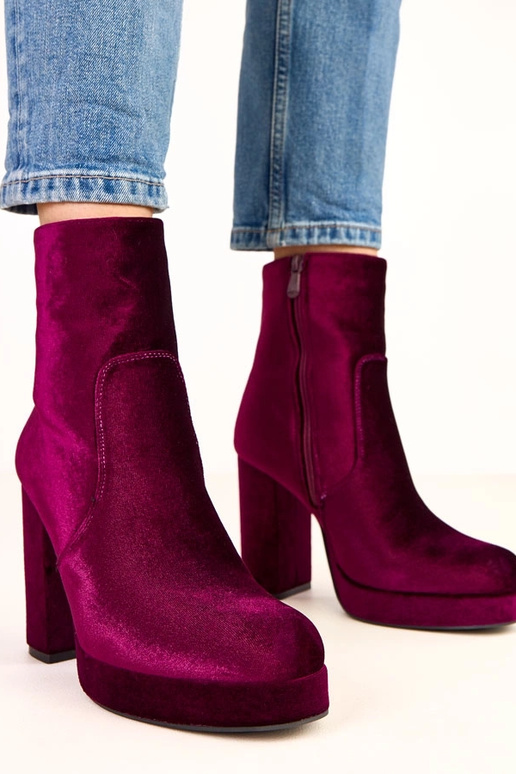 Violette Stiefeletten auf dicken... Violette Stiefeletten auf dicken...