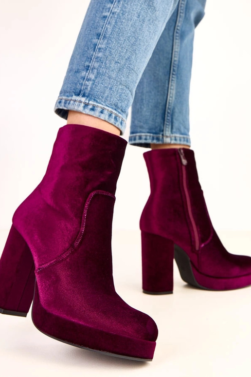 Violette Stiefeletten auf dicken... Violette Stiefeletten auf dicken...