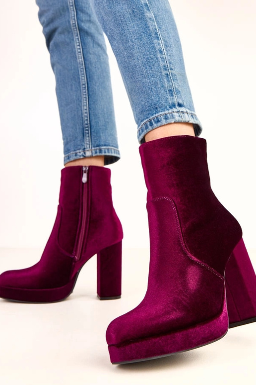 Violette Stiefeletten auf dicken... Violette Stiefeletten auf dicken...