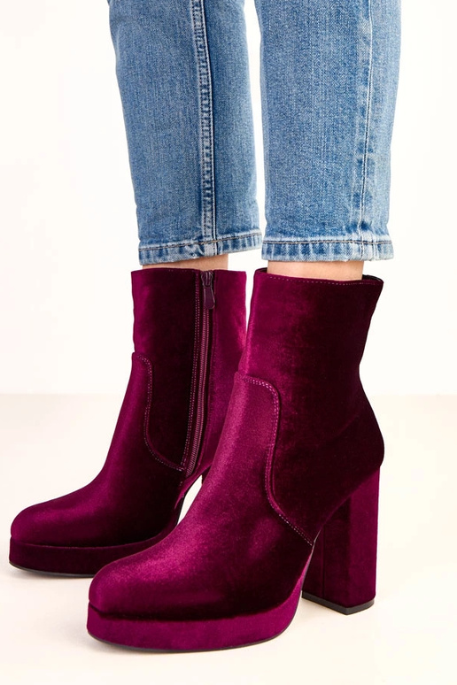 Violette Stiefeletten auf dicken... Violette Stiefeletten auf dicken...