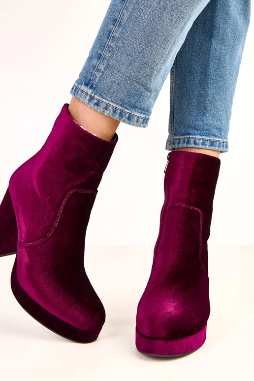 Violette Stiefeletten auf dicken... Violette Stiefeletten auf dicken...