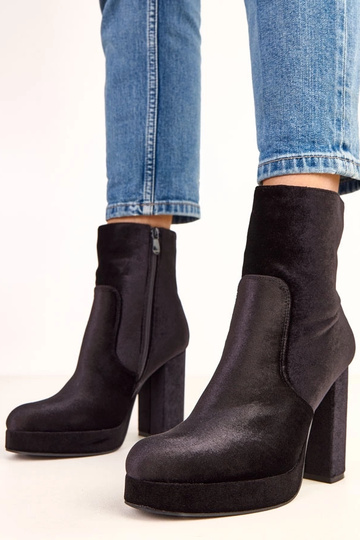 Schwarze Stiefeletten auf...