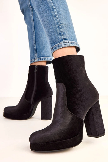 Schwarze Stiefeletten auf... 2