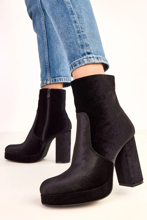 Schwarze Stiefeletten auf dicken... Schwarze Stiefeletten auf dicken...