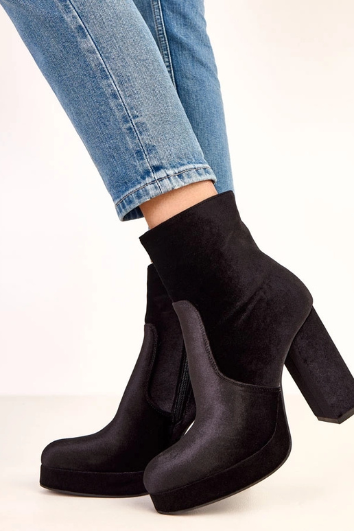 Schwarze Stiefeletten auf dicken... Schwarze Stiefeletten auf dicken...