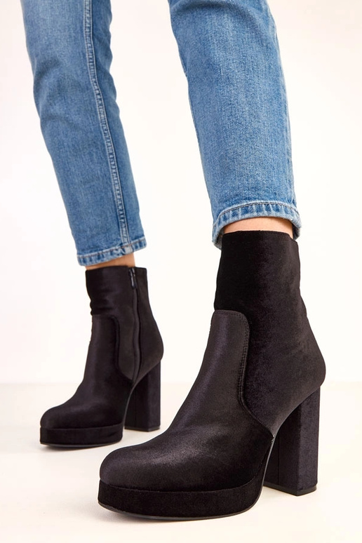 Schwarze Stiefeletten auf dicken... Schwarze Stiefeletten auf dicken...