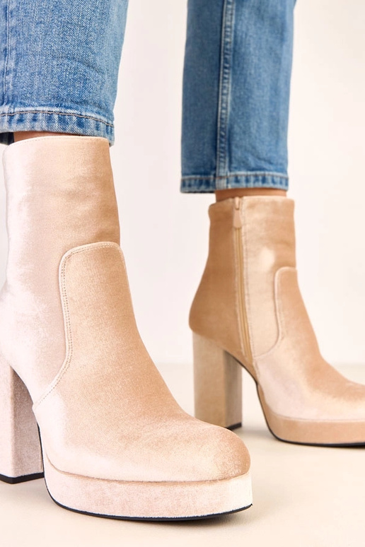 Sandfarbene Stiefeletten auf dicken... Sandfarbene Stiefeletten auf dicken...