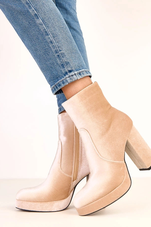 Sandfarbene Stiefeletten auf dicken... Sandfarbene Stiefeletten auf dicken...