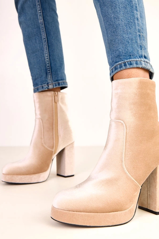 Sandfarbene Stiefeletten auf dicken... Sandfarbene Stiefeletten auf dicken...