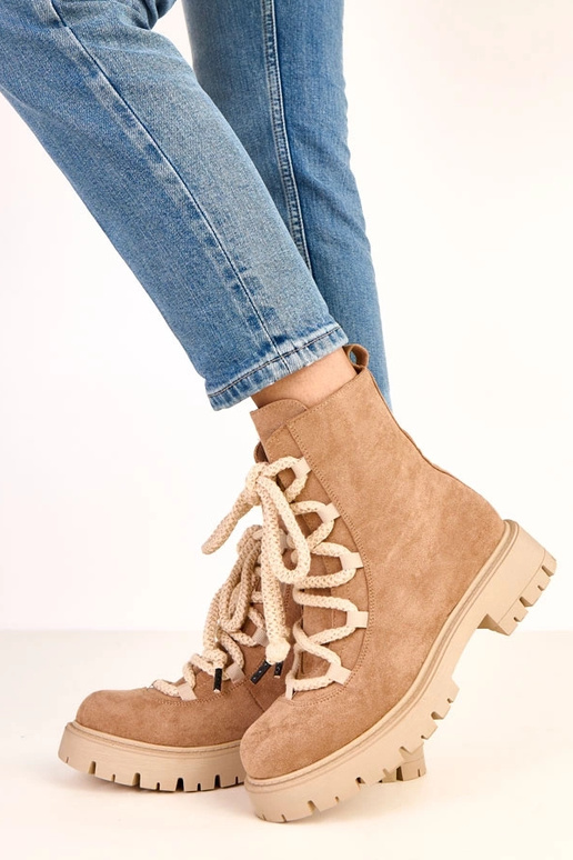 Sandfarbene Stiefeletten mit... Sandfarbene Stiefeletten mit...