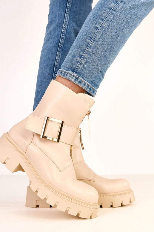 Sandfarbene Stiefeletten auf... Sandfarbene Stiefeletten auf...